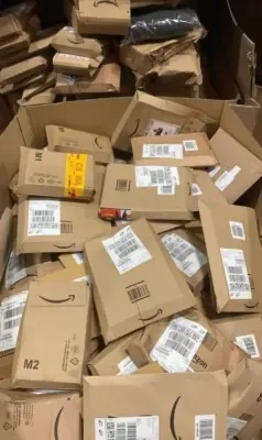 Caja de devoluciones abierta, foto de Marcos F.